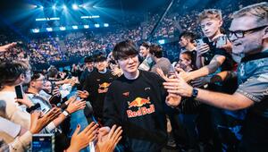 Das "League of Legends"-Team T1 läuft durch eine Menge jubelnder Menschen in einem grossen Stadion.