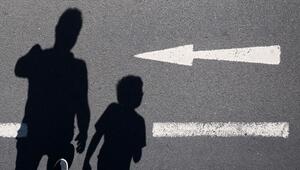 Schatten von einem Mann und einem Kind sind auf einer Strasse