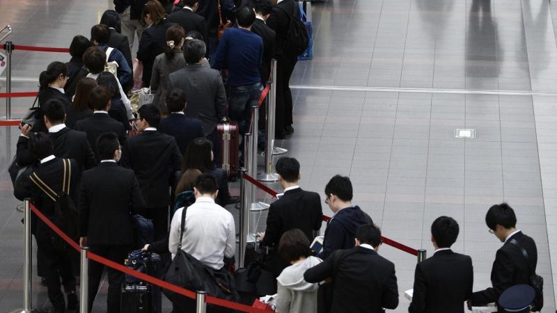 Schlange am Check-In auf dem Flughafen in Tokio