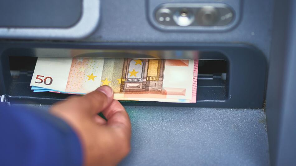 Geld kommt aus dem Automaten