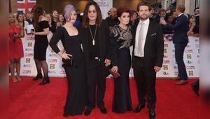 Kelly, Ozzy, Sharon und Jack Osbourne auf dem roten Teppich.