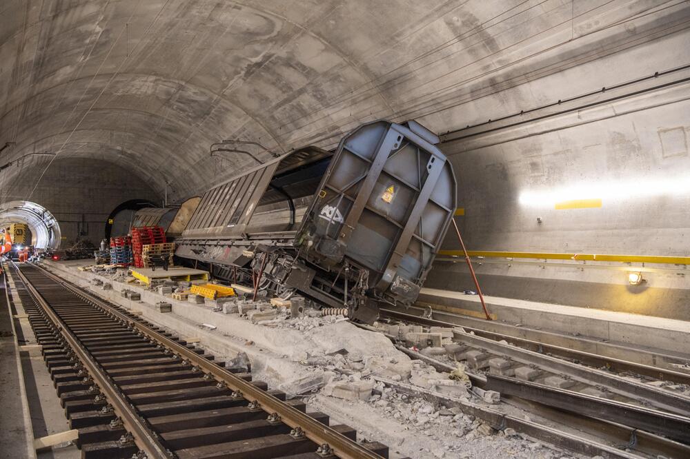 Verunglückte Güterwagons stehen am Unfallort im Gotthard Basistunnel