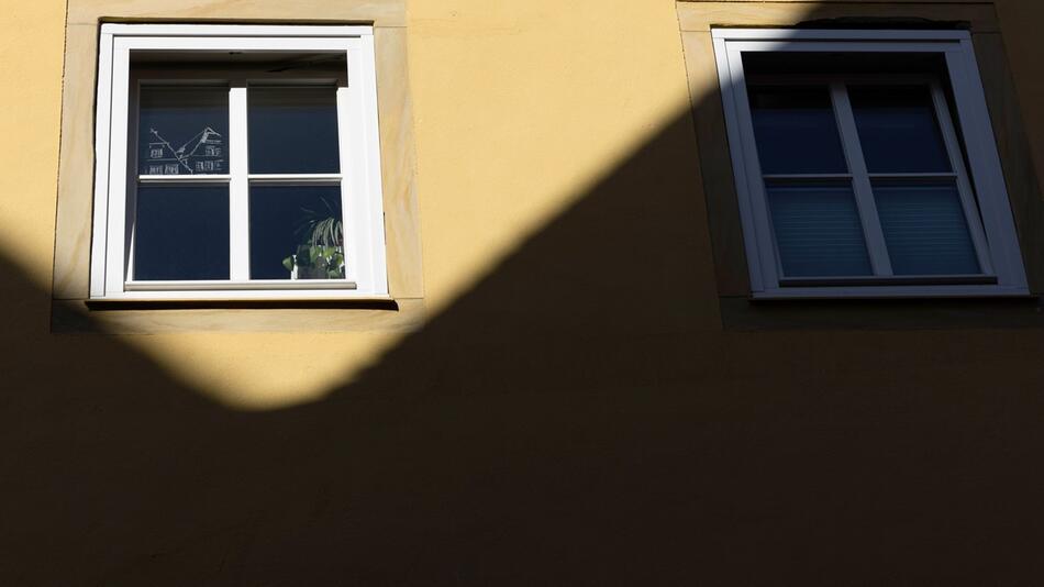 Sonne wirft Schatten an eine Hausfassade