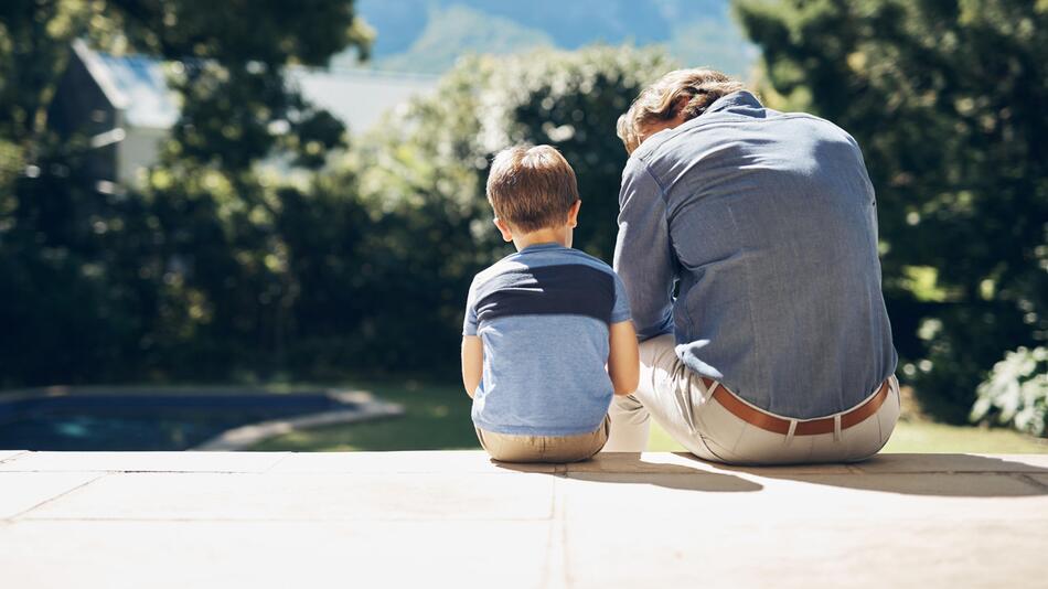 Vater spricht mit Sohn