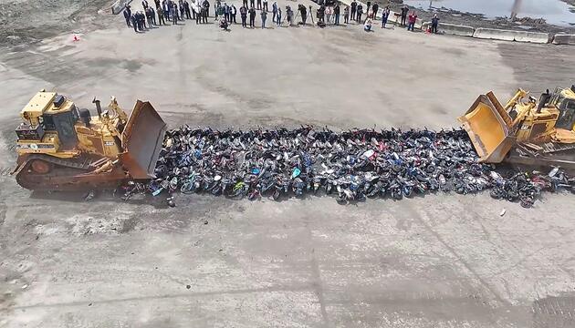 Schrott als Botschaft: New Yorker Polizei zerquetscht 200 illegale Mopeds auf Staten Island