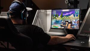 Ein Mann spielt das Computerspiel Fortnite am PC