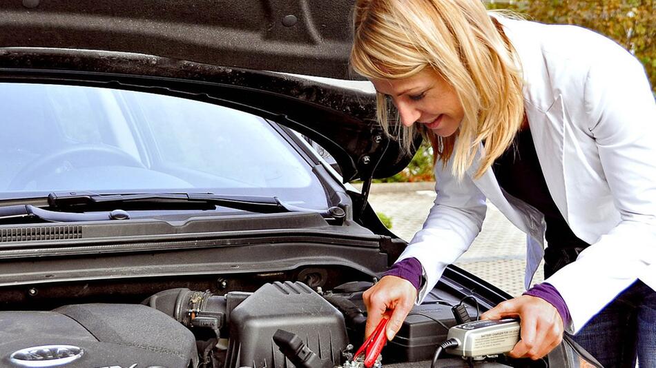 Regelmässiges Laden der Autobatterie verlängert die Lebensdauer