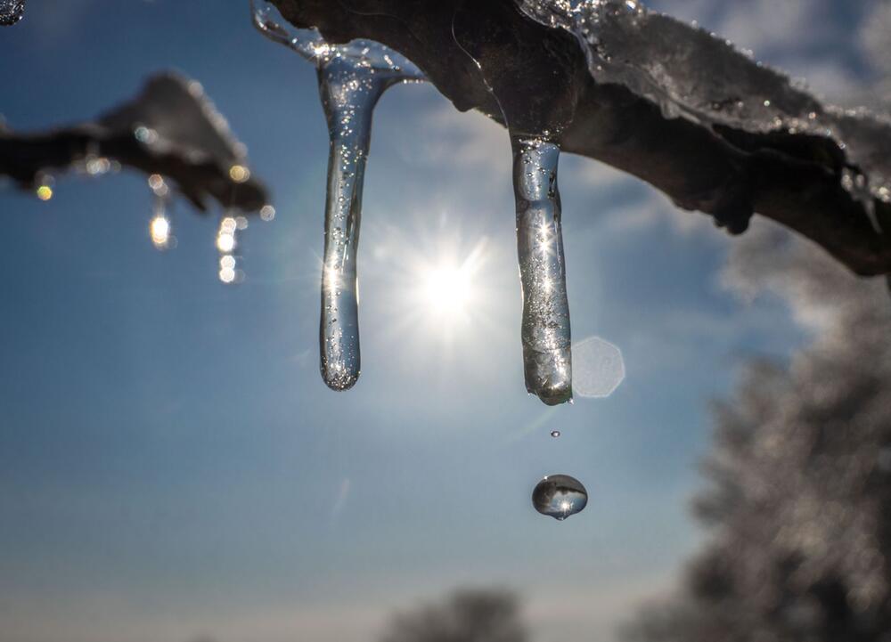 Tauwetter lässt Eiszapfen schmelzen