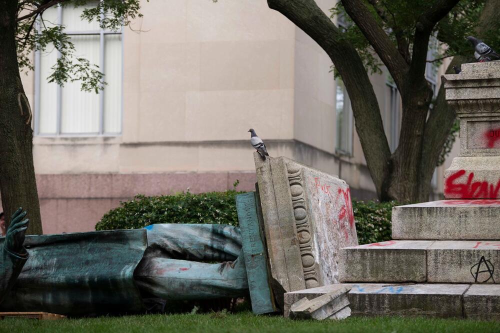 Trump-Regierung stellt umstrittene Statue wieder auf
