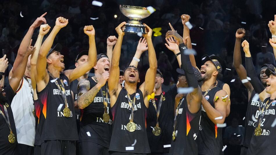 Die deutschen Basketball-Männer jubeln nach dem 88:83-Sieg gegen die Türkei. Sie sind nun ...