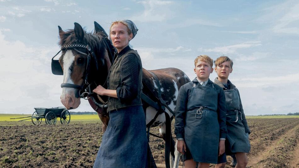 Bäuerin Tessa (Diane Kruger) lässt den zwölfjährigen Nanning (Jasper Billerbeck) und seinen ...