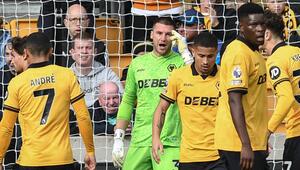 Wolverhamptons Torwart Sam Johnstone (2.v.l.) ermahnt seine Mitspieler. 