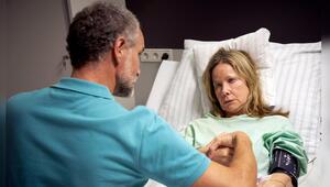 "Aus dem Leben": Sabine (Ann-Kathrin Kramer) arbeitet mit dem Logopäden Herr Sachs (Makke ...