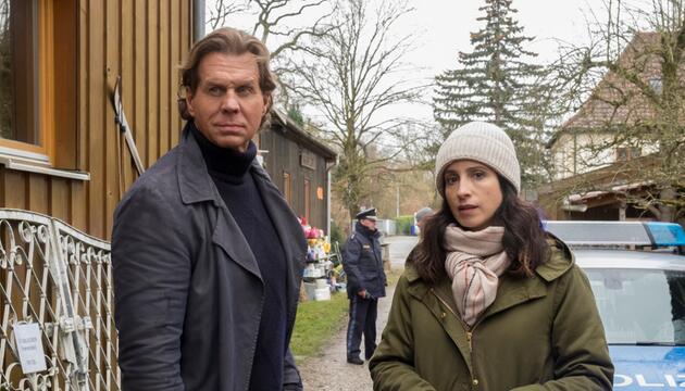 "Der Alte: Mia": Annabell Lorenz (Stephanie Stumph) berichtet ihrem Chef Caspar Bergmann (Thomas ...