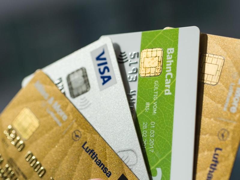 Während die PIN nicht auf der Kreditkarte eingesehen werden kann, ist die CVC auf der Rückseite zur Karte aufgedruckt und muss, neben der Kartennummer, bei Transaktionen im Internet, angegeben werden, um zu gewährleisten, dass der Bezahlende auch wirklich der Inhaber der Kreditkarte ist. Während man auf Internetseiten, auf denen man häufiger bezahlt mit seiner Kreditkarte, die.