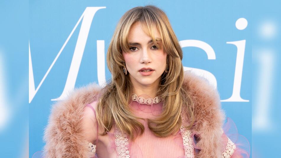 Suki Waterhouse hat sich vor einem halben Jahr eine Hernie zugezogen.