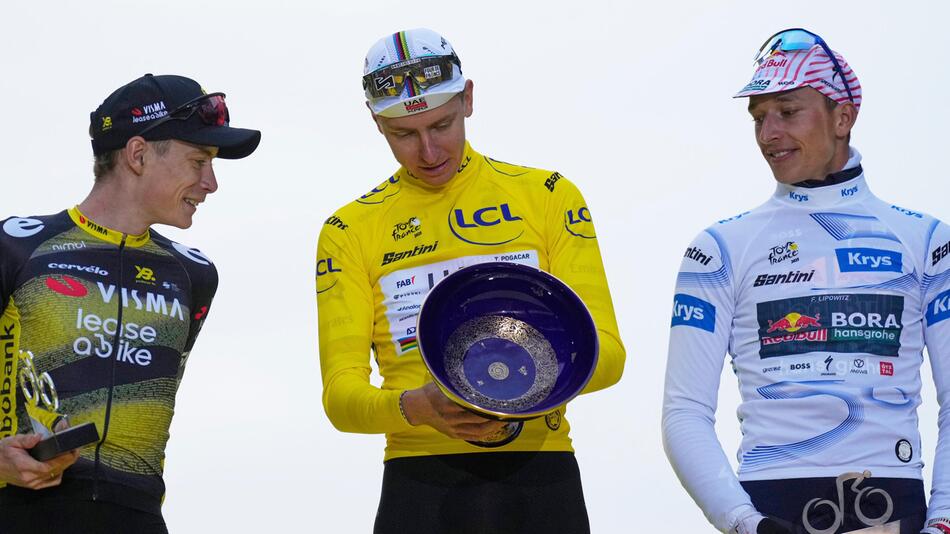 Lipowitz weisse Trikot mit Pokal