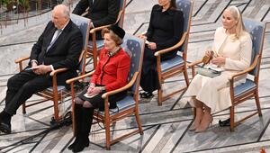 König Harald und Königin Sonja (vorne) mit Mette-Marit (re.) bei der Nobelpreisverleihung Anfang ...