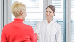 Ärztin begrüsst eine Patientin