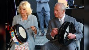 König Charles und Königin Camilla probierten eine traditionelle irische Trommel aus.