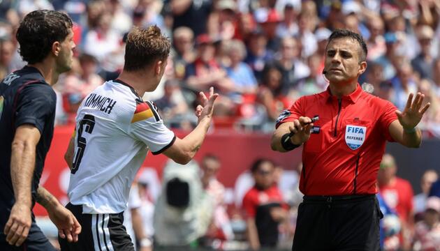 Joshua Kimmich (l.) diskutiert beim WM-Testspiel gegen die USA mit dem Schiedsrichter. Die DFB ...
