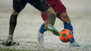 Fussballspielen im Schnee