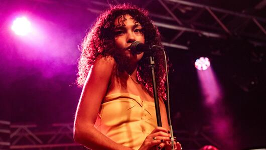 Olivia Dean auf der Bühne