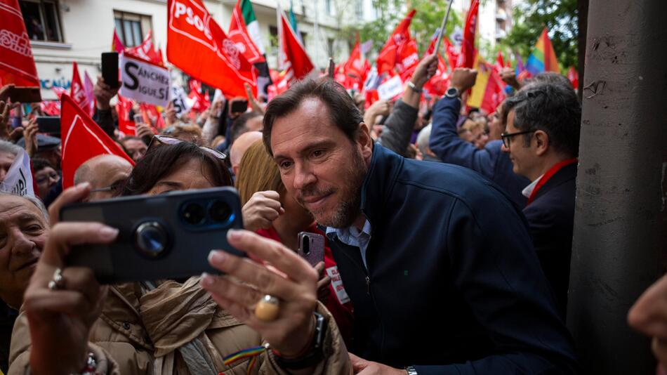Oscar Puente macht Selfie mit Protestant
