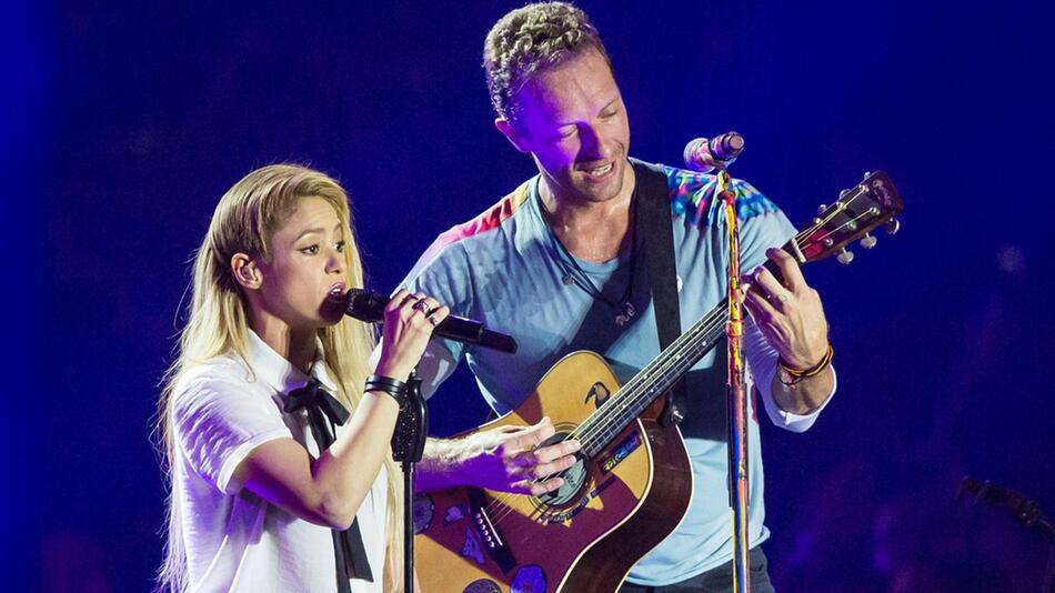 Shakira und Chris Martin Seite an Seite auf der Bühne bei einem Auftritt im Jahr 2017.