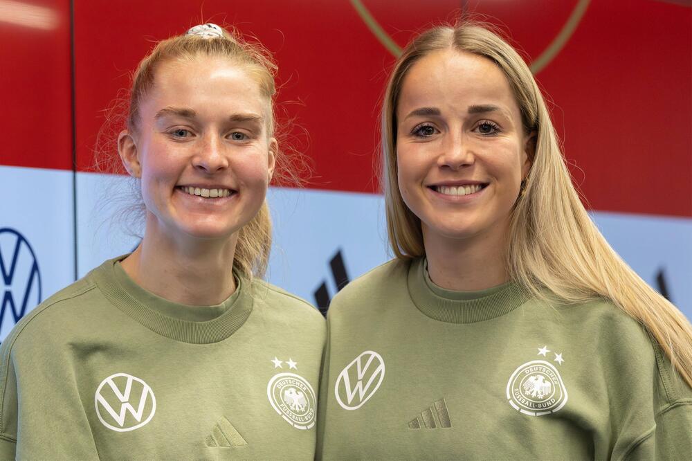 Wolfsburgs Janina Minge (links) und Bayerns Giulia Gwinn (rechts).