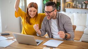 Mann und Frau jubeln vor dem Laptop