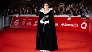 Kris Jenner trug ein geschichtsträchtiges Cape auf dem roten Teppich.