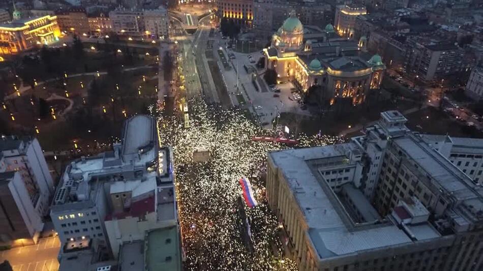 Serbien: Regierungs-Kritiker auf den Strassen von Belgrad