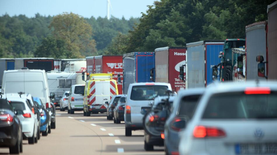 Fahrzeuge haben auf der A2 eine Rettungsgasse gebildet