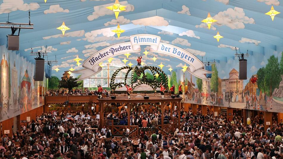 In den Zelten, hier im Hacker-Festzelt, sorgen die Bands regelmässig für ausgelassene Stimmung.