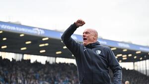 Bochum-Trainer Uwe Rösler peitscht die Heimfans an.