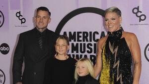 Carey Hart (l.) und Pink mit ihren beiden Kindern Willow und Jameson. 