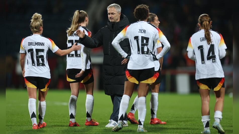 Frauen-Bundestrainer Christian Wück inmitten seiner Fussballprofis.