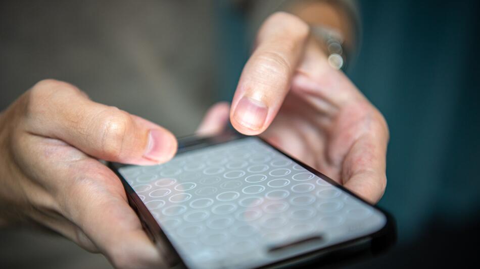 Ein Mann lässt digitale Luftpolsterfolie platzen