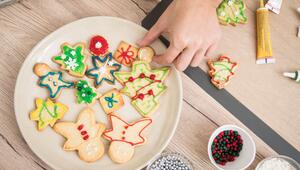Verzierte Plätzchen leigen auf einem Teller