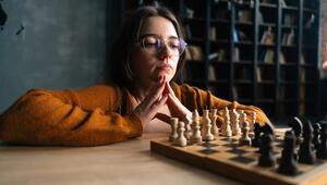 Frau spielt Schach
