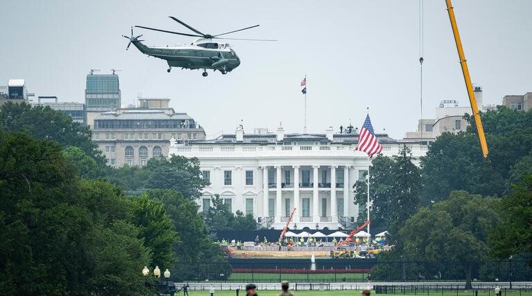 Ein U.S. Marine Corps Helikopter vor dem Weissen Haus.