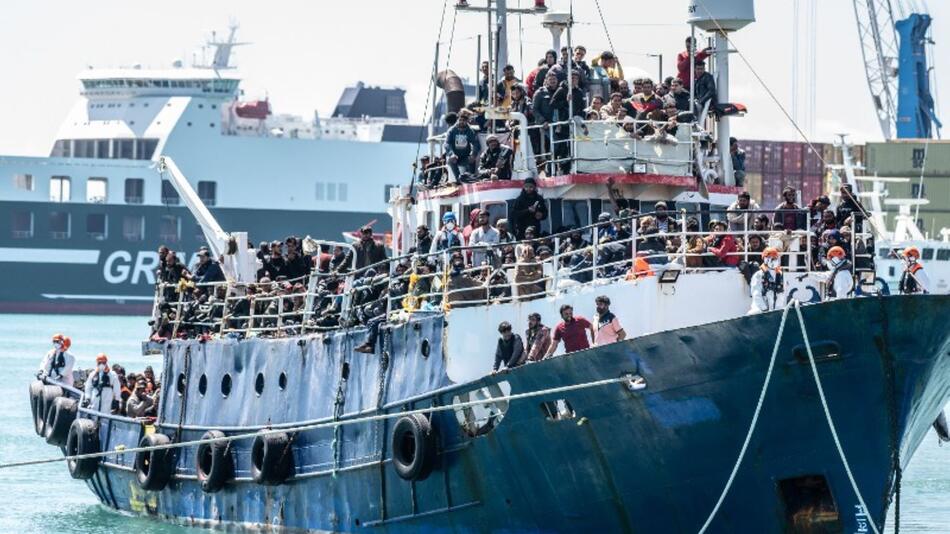 Ein Schiff ist voll mit Flüchtlingen.