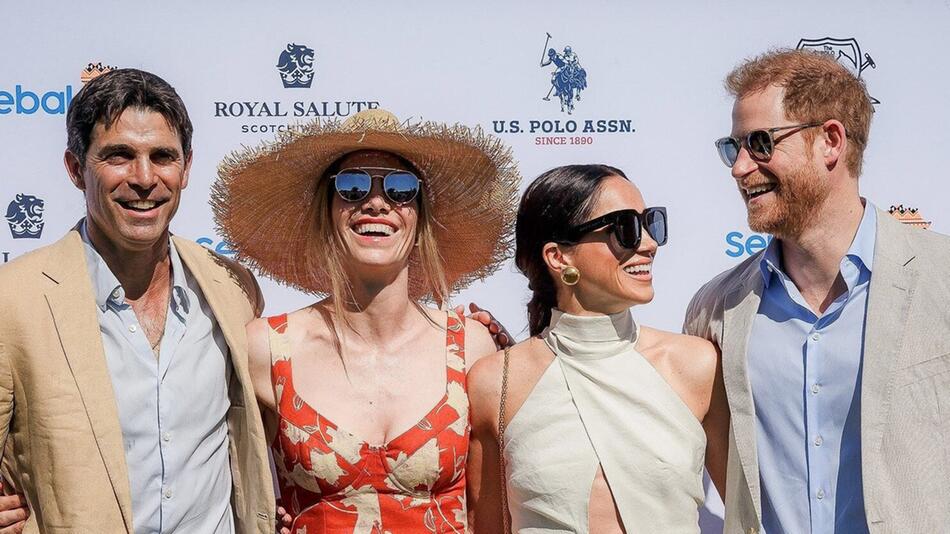 Prinz Harry (r.) und Kumpel Ignacio "Nacho" Figueras mit ihren Ehefrauen Herzogin Meghan (r.) ...