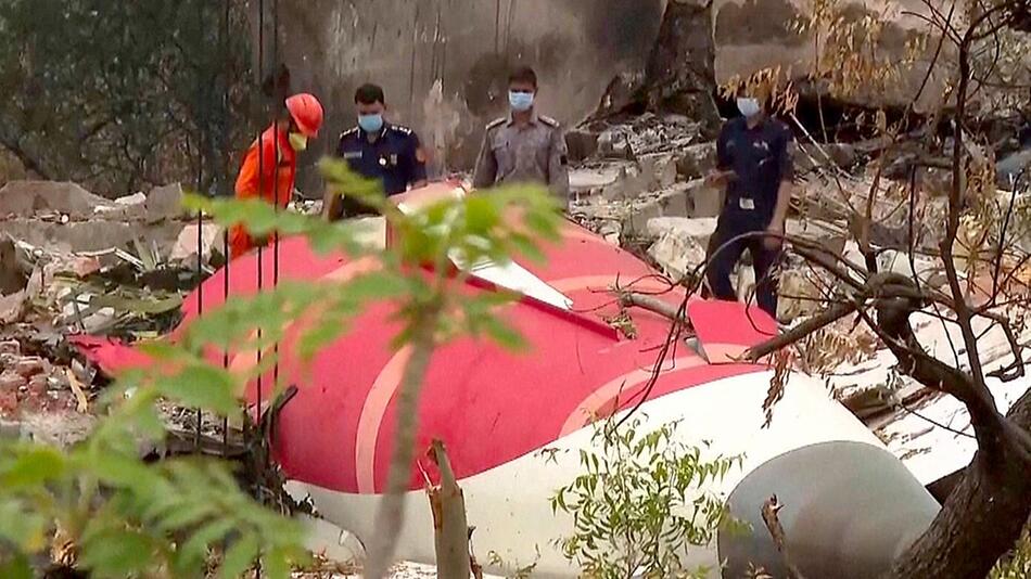 Flugzeugabsturz in Indien: Ermittler vermuten doppelten Triebwerksausfall