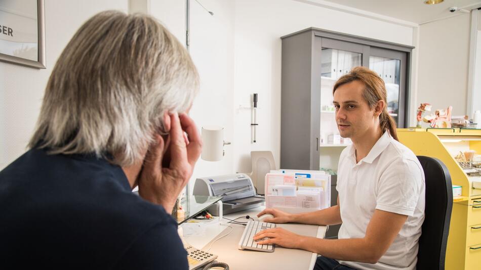 Patient klagt über Tinnitus beim HNO Arzt
