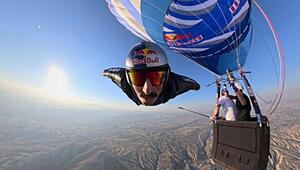 Slalom in der Luft: Wingsuit-Star umkurvt Heissluftballons