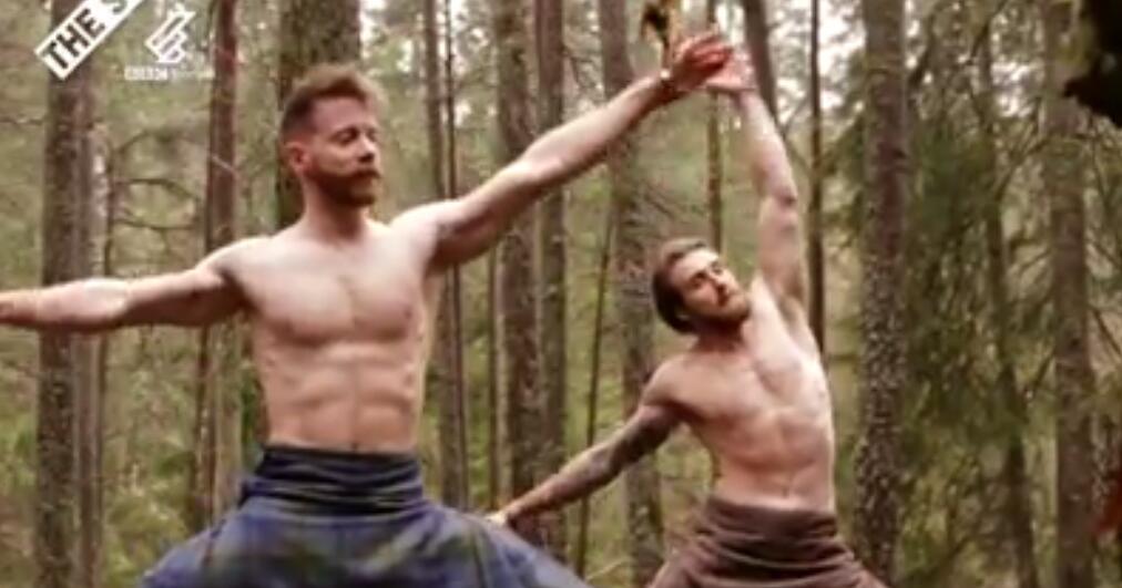 Schotten machen Yoga und lassen dabei tief unter den Kilt blicken | GMX.CH