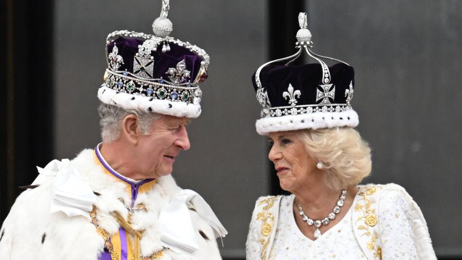 König Charles und Königin Camilla auf Balkon