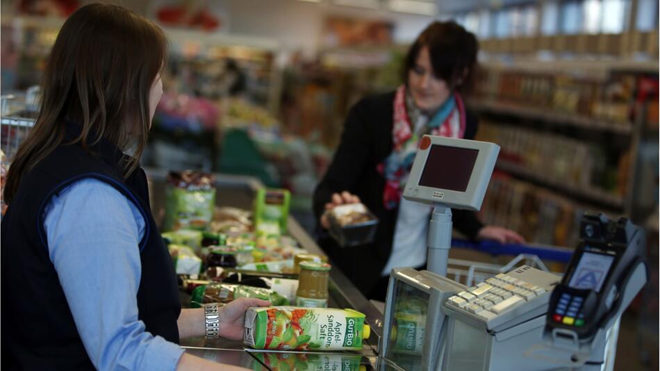 Beim Einkauf an der Supermarktkasse